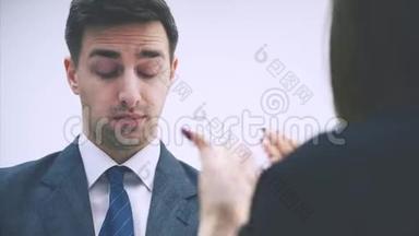 可爱的办公室女人正在向她的老板<strong>汇报</strong>，解释一些事情，但他`不想听，从他的脸上流露出来
